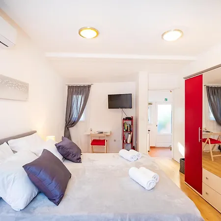 Apartmán Mediterranean Terrace With Bikes & Sup